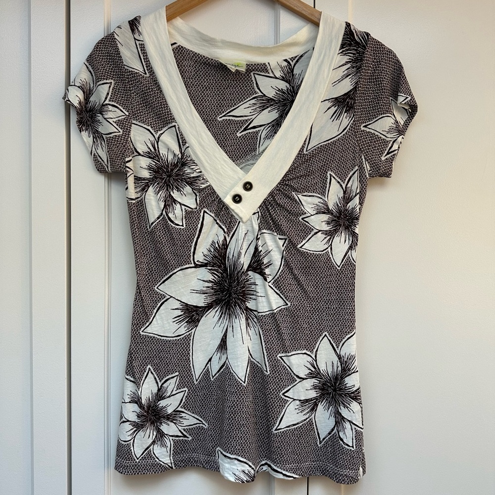 Anthropologie Woman’s Tee / Cream & Brown Flower Pattern / Small
